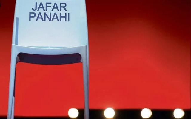 Leerer Stuhl beschriftet mit Jafar Panahi
